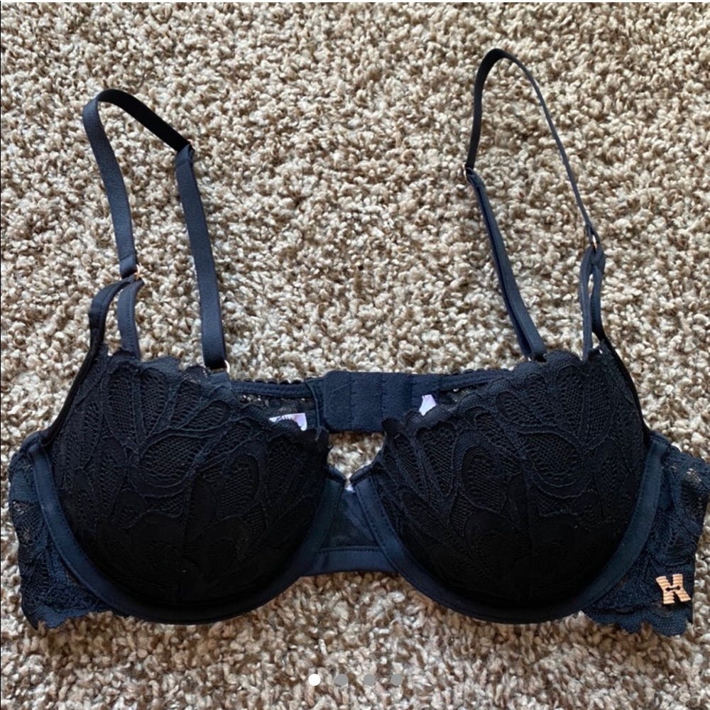 SOLD ❤️‍🔥 4 Piece Savage X Fenty bra bundle 🤍🖤